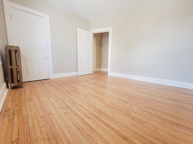 Building Photo - Large 2 Bedroom Side by Side Duplex