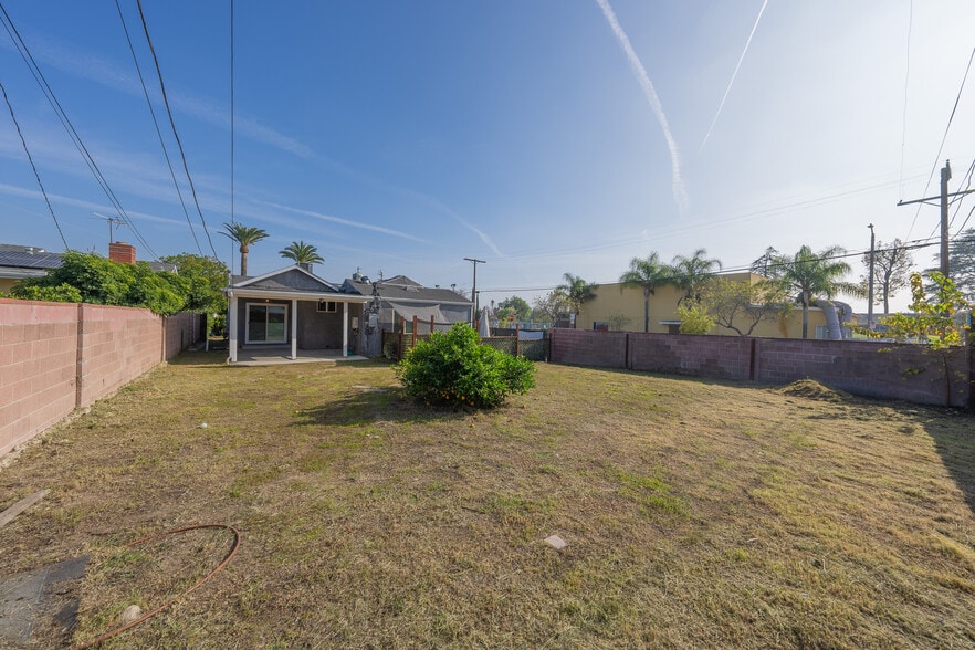 Building Photo - 7503 Camellia Ave