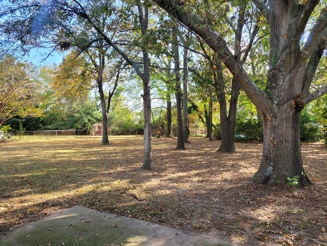 Building Photo - Minutes from Shaw AFB!