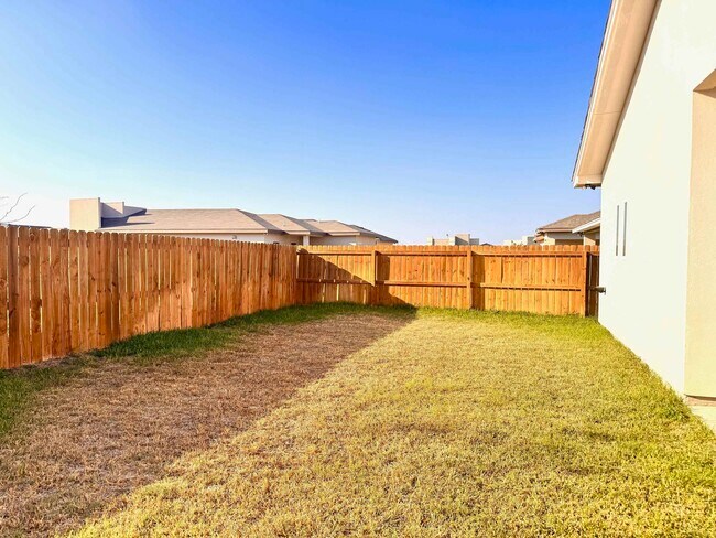 Building Photo - 1426 Los Estribos Dr