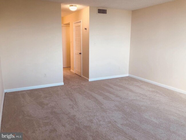Building Photo - 1101 S Arlington Ridge Rd
