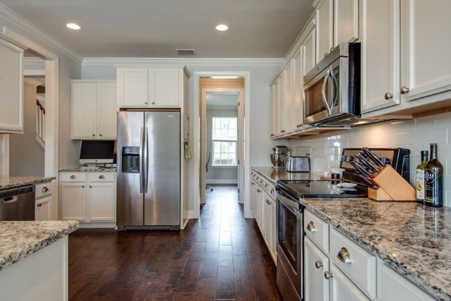 Building Photo - 3-bedroom, 2.5-bath home with a 2-car garage in the sought-after Gateway Village community of Fra...