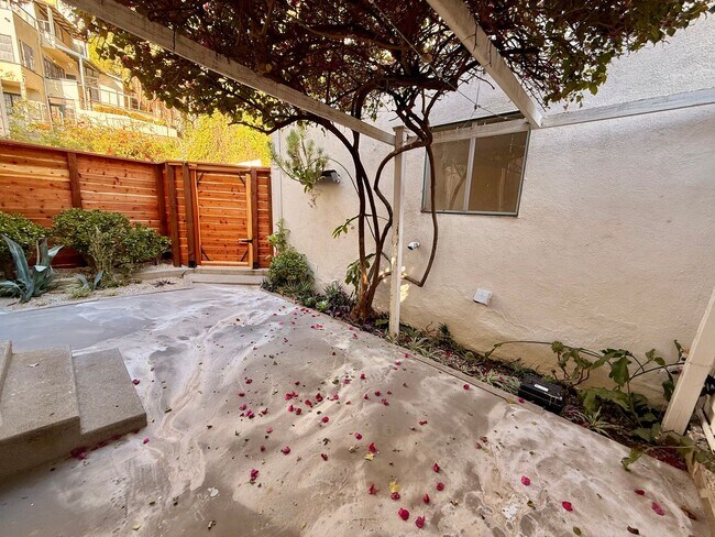 Building Photo - 2166 Beachwood Terrace