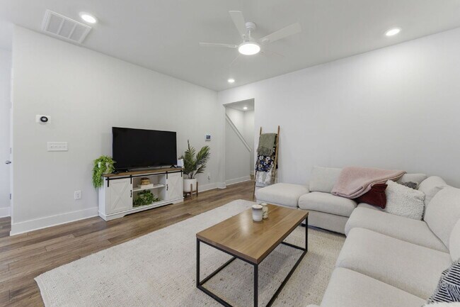 Building Photo - Luxury 3BR/2.5BA Craftsman Townhome with Designer Finishes & Open-Concept Living in Trailside at ...