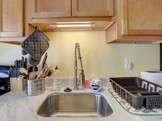 Building Photo - 617 Lyons St