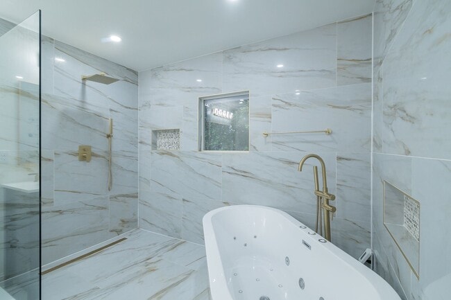Building Photo - Spacious charmer in the heart of Dilworth ...