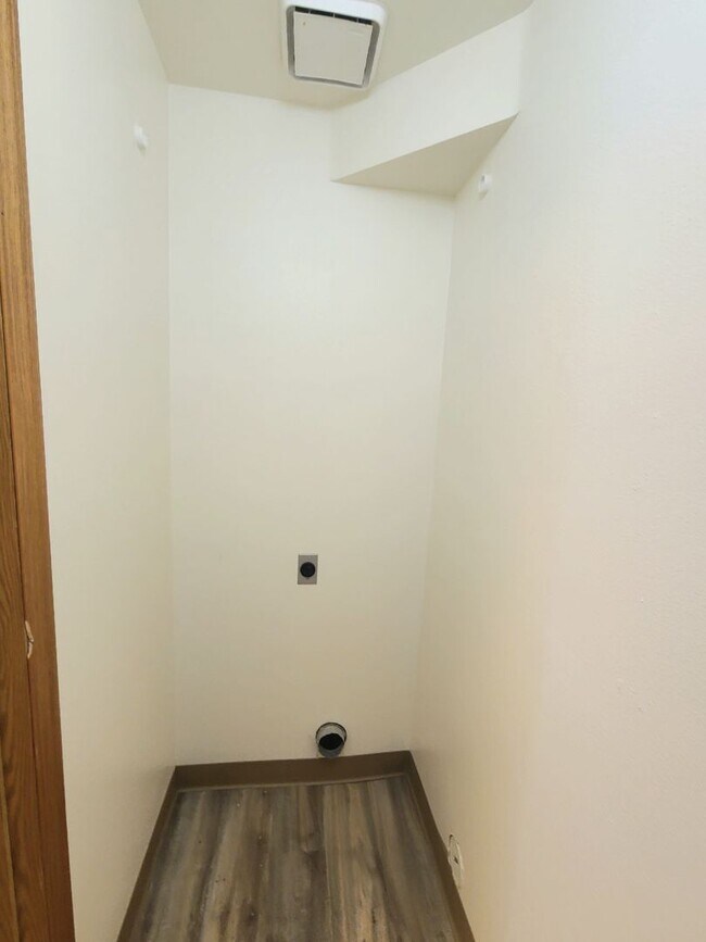 Building Photo - Charming 2 bedroom 1 bath townhome available!
