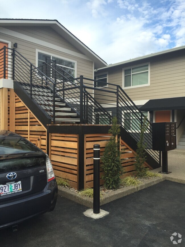 Building Photo - Spacious Like New Remodel 2BR-Portsmouth-N...