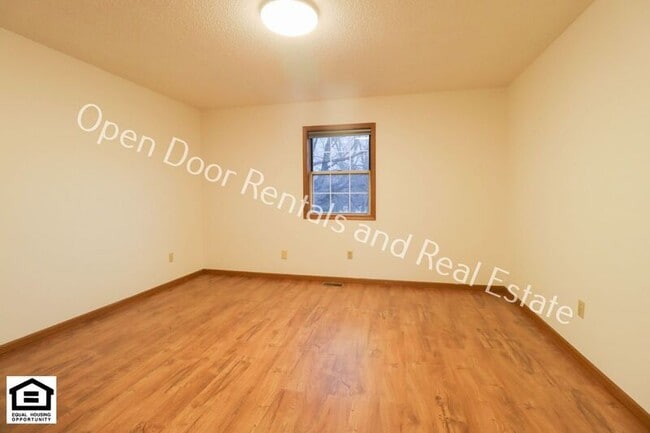 Building Photo - 5215 Vermont Ln