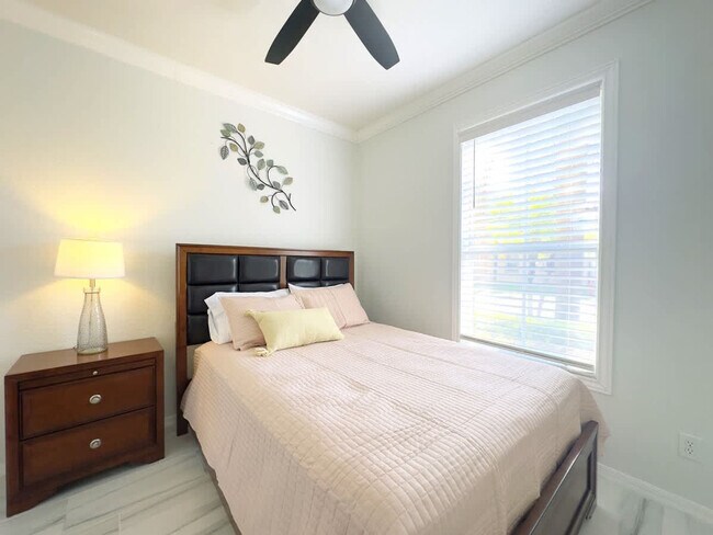 Building Photo - 1042 Calabria Ave