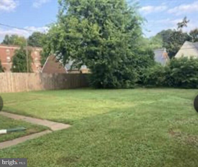 Building Photo - 915 William St