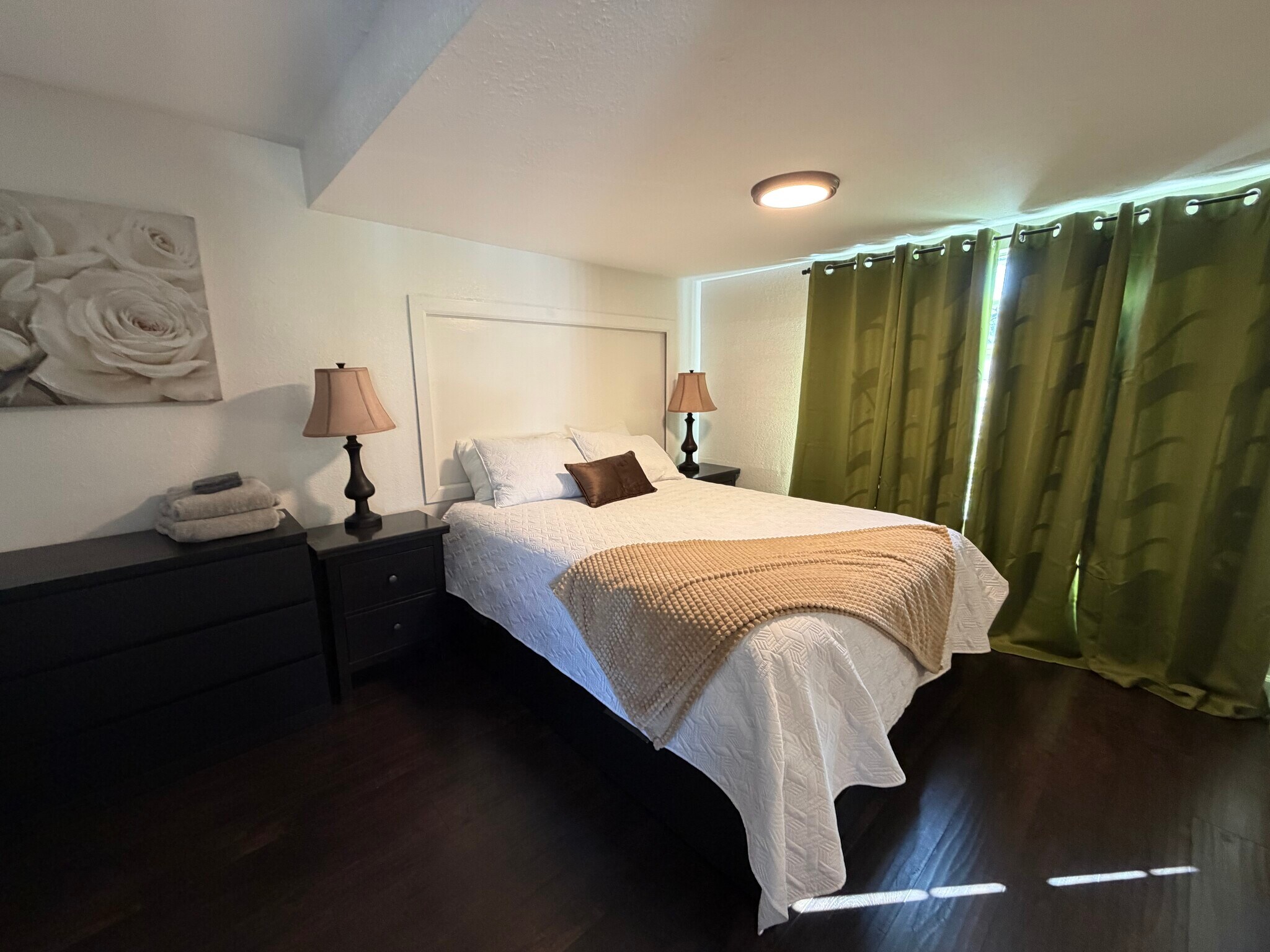 Building Photo - 203 W Crest Ave