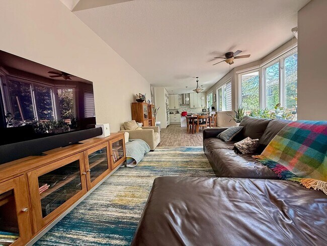 Building Photo - Furnished or Unfurnished: Updated 4 Bed 3....