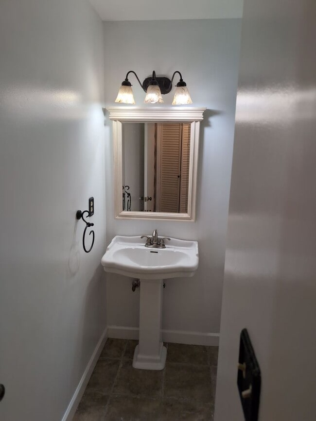Building Photo - 725 Oleander Cir