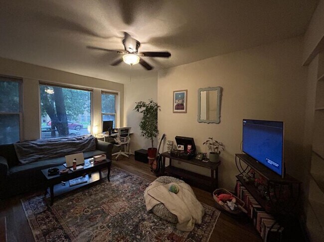Building Photo - 1 bedroom in Chicago IL 60625