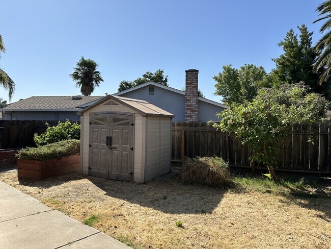 Building Photo - Beautiful Manteca 3 Bedroom Single Story H...