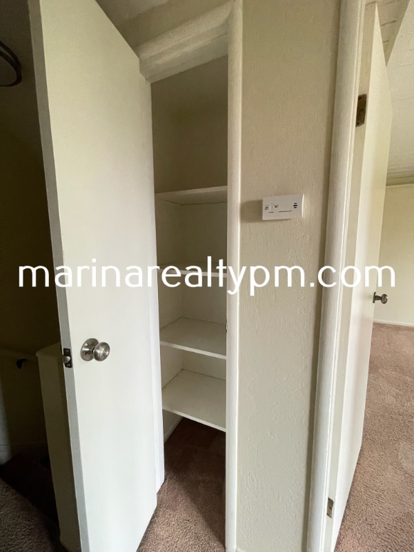 Building Photo - 240 Holly St