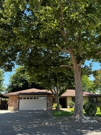 Building Photo - Remodeled Vintage home just 1 block from t...
