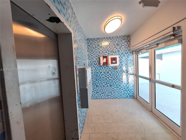 Building Photo - 2011 Bay Dr