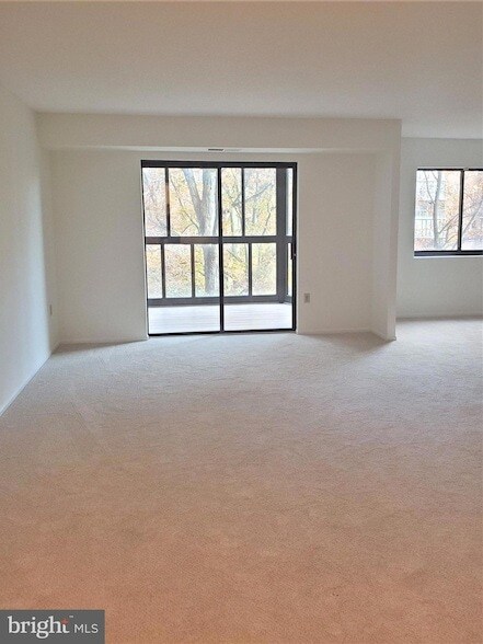 Building Photo - 15100 Interlachen Dr