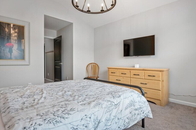 Building Photo - Furnished rental/Short Term Available