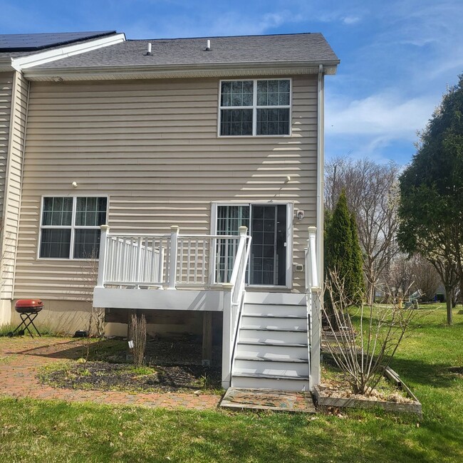 Building Photo - End unit townhome in Newark - 4 bedrooms, ...