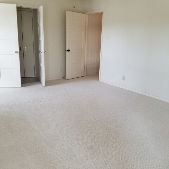 Building Photo - Stunning Home - North Cat Mountain - 4 bed...