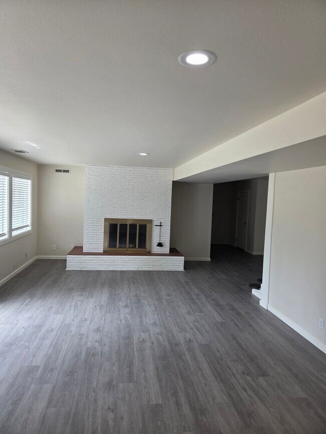 Building Photo - 4 Bed 2 Bath Golf Course Living