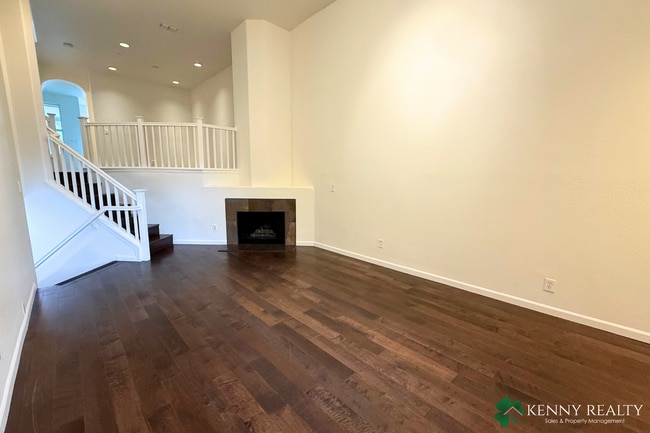 Building Photo - Townhome in the Peninsula's Most Walkable Neighborhood