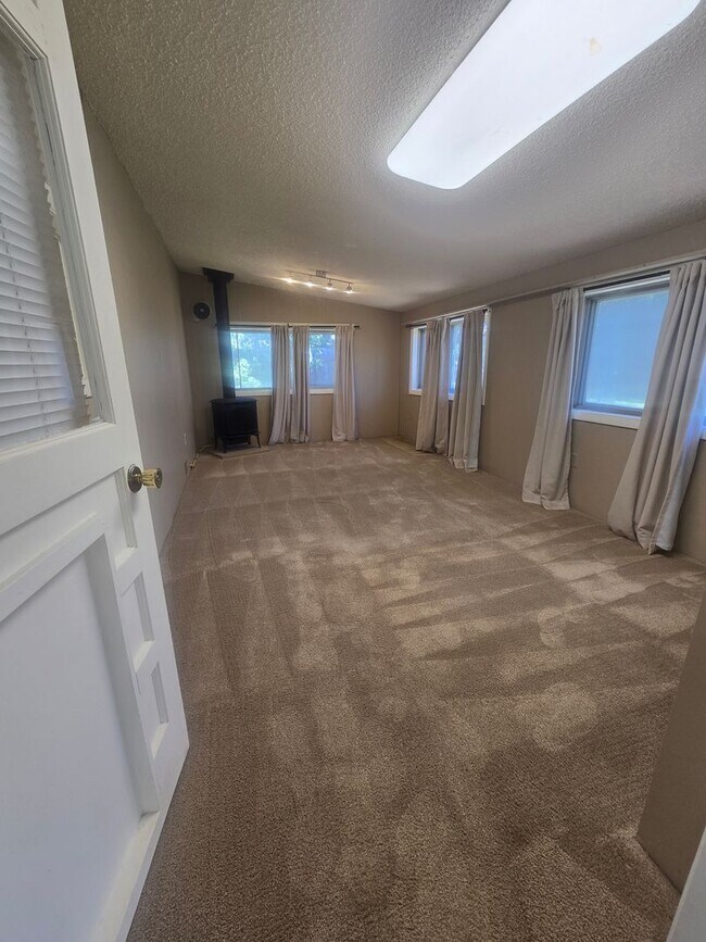 Building Photo - Rural 3 Bedroom Home in Fort Collins with Attached Garage and HUGE Yard Now Available! NO HOA!
