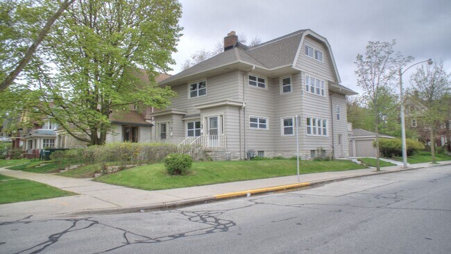 Building Photo - 2865 N Frederick Ave