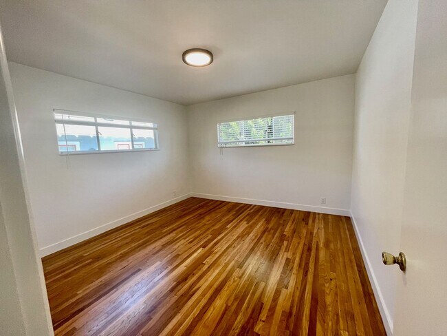 Building Photo - Charming 2 Bedroom Westside Home - Available Now