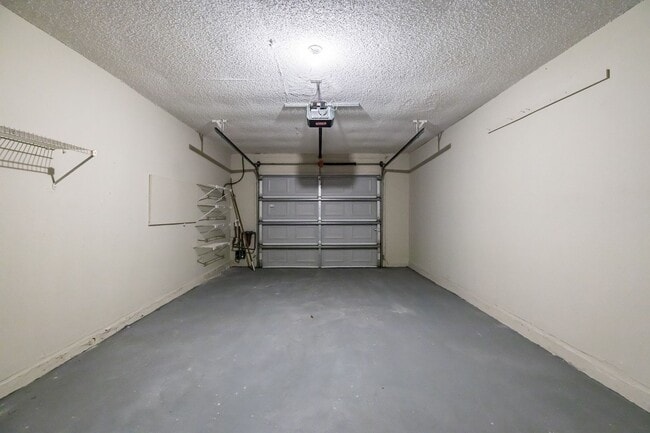 Building Photo - NEW PRICE! 3/2 Palm Harbor Townhouse