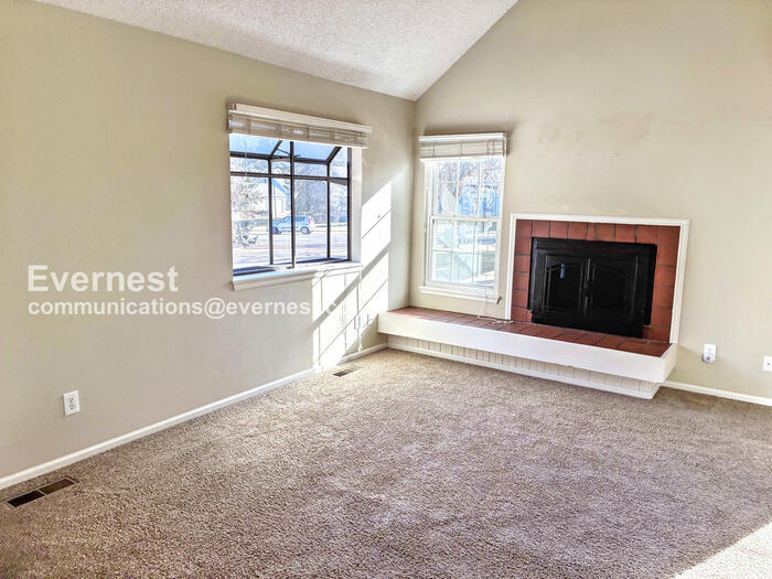 Building Photo - 2924 Ross Dr