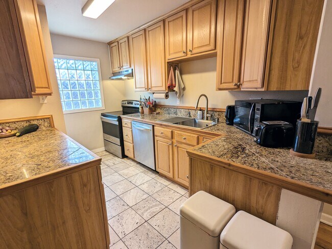 Fully Equipped Kitchen - 754 Albion St