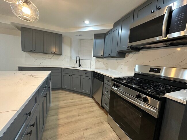 Building Photo - 4338 N Clarendon Ave