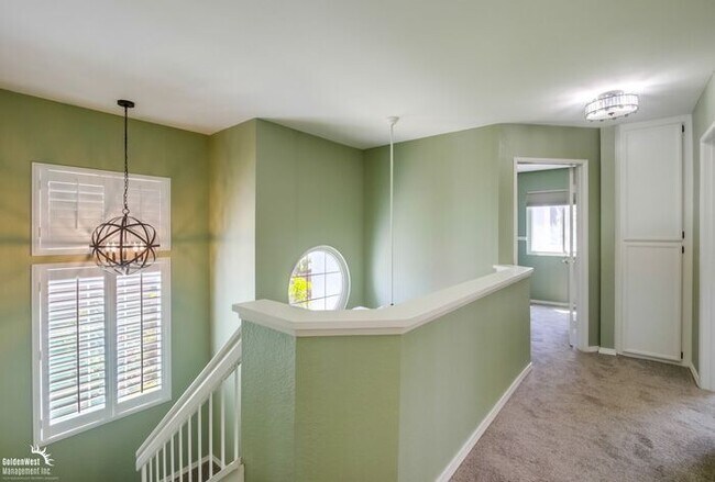 Building Photo - Stunning 4Bdm 2.5Ba Home Located in the Hi...