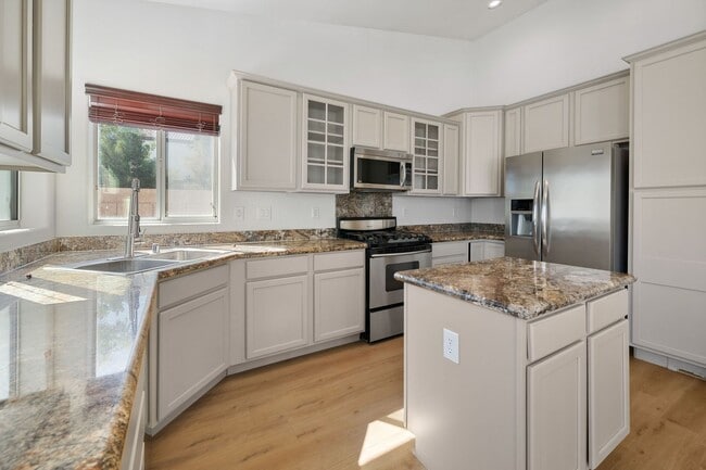 Building Photo - Beautifully Updated 4-Bedroom Home with 3-...