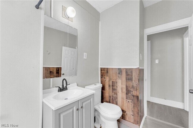 Building Photo - 3652 E 153rd St