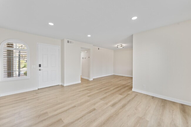 Building Photo - 505 S Farrell Dr