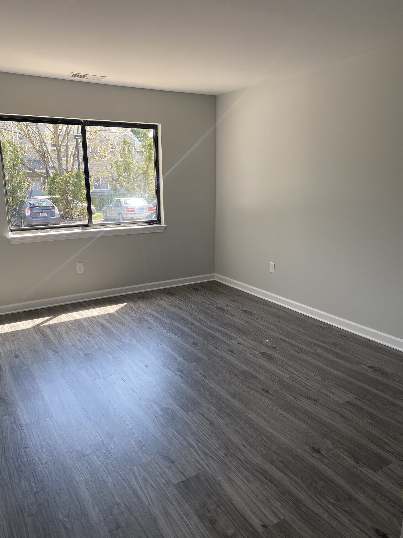 Building Photo - 685 Success Ave