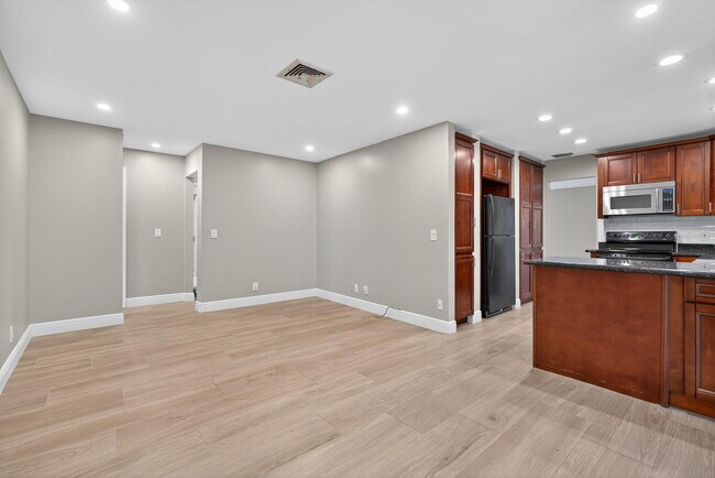Building Photo - 905 Shore Dr