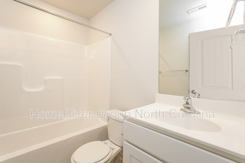 Building Photo - 2808 Carrollwood Dr