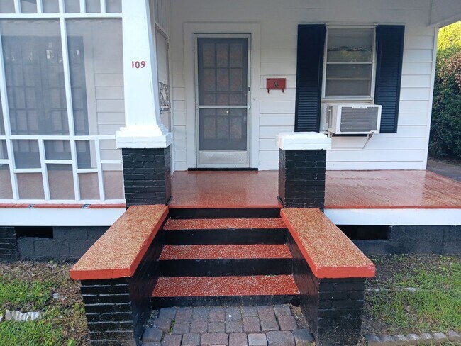 Building Photo - 109 Dalzell St