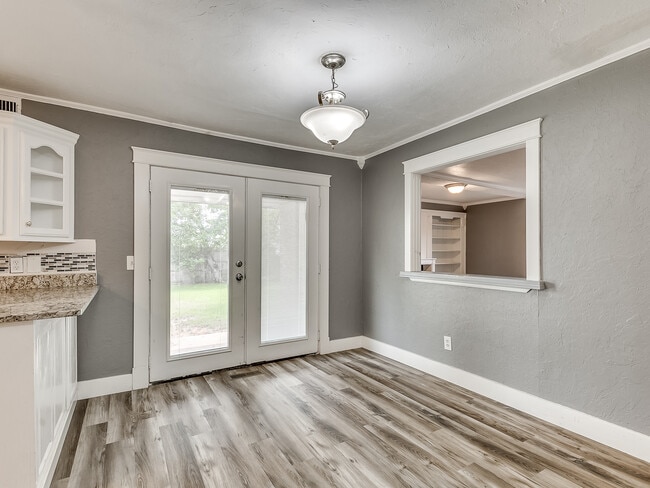 Building Photo - 7704 Brookside Dr