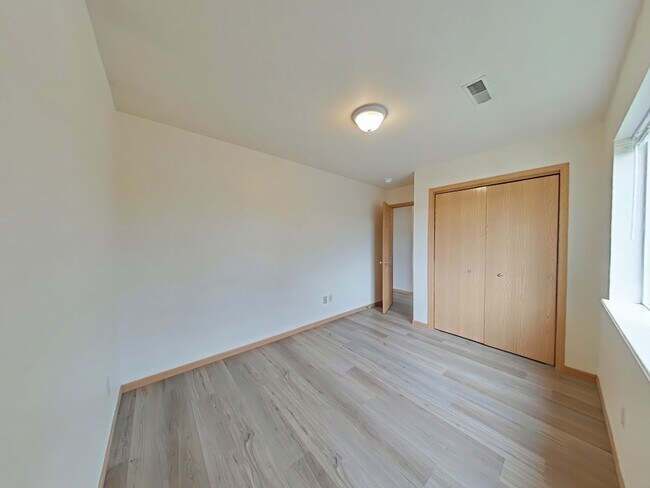 Building Photo - Beautiful 3 Bedroom 1.5 bath with attached...