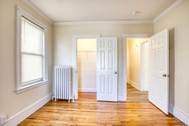 Building Photo - OR BEST OFFER **SPACIOUS FIRST FLOOR 2 BEDROOM WITH WASHER/DRYER SEPARATE DINING ROOM