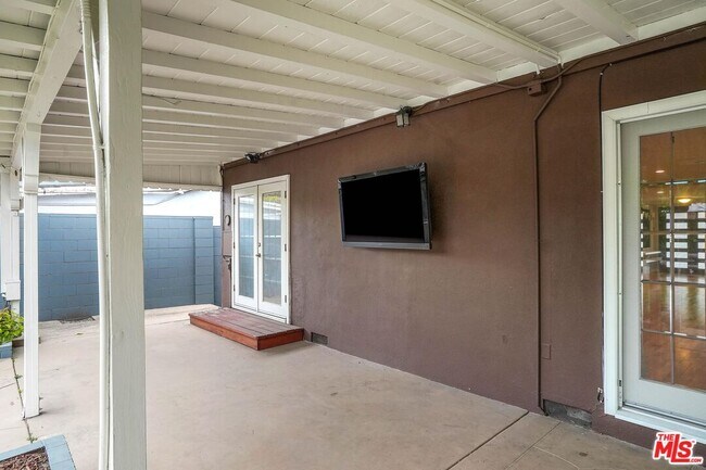 Building Photo - 6134 Longridge Ave