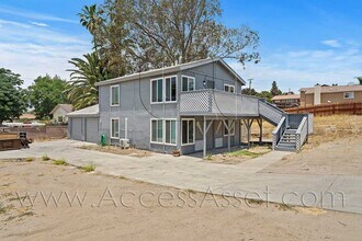 Building Photo - Charming Downstairs 2 Bed/1 Bath Unit With...