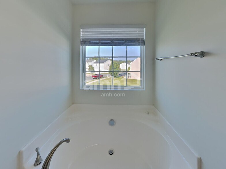 Building Photo - 301 Groves Stone Dr